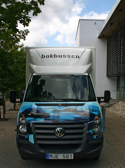 Haninge kommuns bokbuss library bus custom design painting